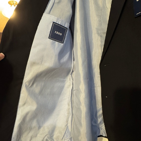 Izod Navy Blazer with Classic Notched Lapel and Modern Fit - Picture 4 of 7
